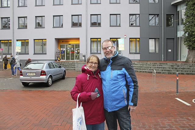 Kirsten und Hartmut Thiel, Bürokraft und Industriemeister aus Buchholz: "Wir setzen unsere Hoffnungen in den Impfstoff und hoffen auf die Bereitschaft der Leute, sich impfen zu lassen, damit wir alle unser Leben zurückkriegen. Unser Lichtblick 2020 war eine Woche Urlaub an der dänischen Nordseeküste." | Foto: sv