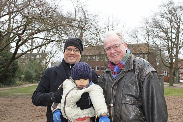 Björn Kourist, Arzt aus Buchholz, mit Sohn Robert, Professor aus Graz, und Enkel Wolfram: "Mir macht der Impfstoff Hoffnung auf das nächste Jahr. Im Jahr 2020 hat mir die Ruhe sehr gut getan. Man konnte Dinge erledigen, für die man sonst keine Zeit hat, ich hatte weniger Stress und musste keine Weihnachtskäufe tätigen." | Foto: sv
