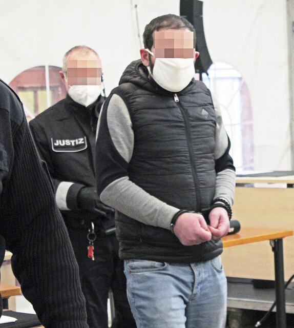 Einer der Täter wird in das Verhandlungszelt geführt