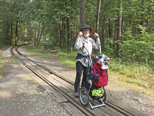 2015: Mit Wanderanhänger und Stofftier-Esel Easy Livin' auf dem Weg nach Bad Muskau | Foto: Petra Manske