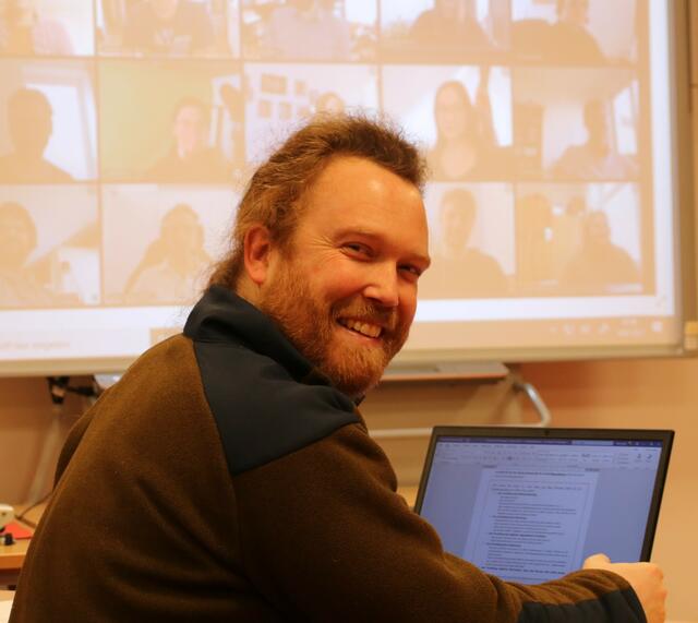 Videokonferenz statt Präsenzunterricht: Peter Seifert sitzt vor dem Laptop