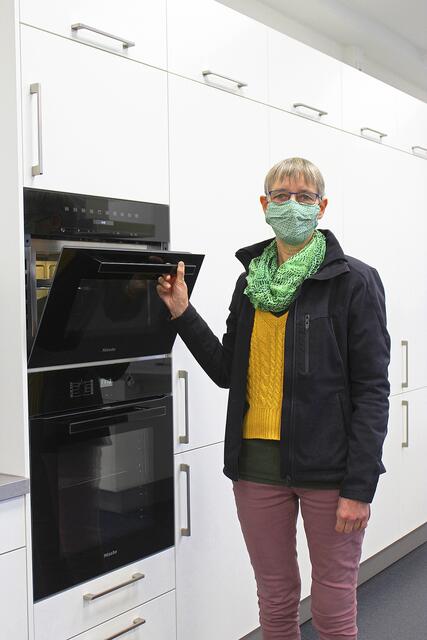 Hauswirtschaftslehrerin Dörte Wellm freut sich über die tollen neuen Geräte | Foto: sb