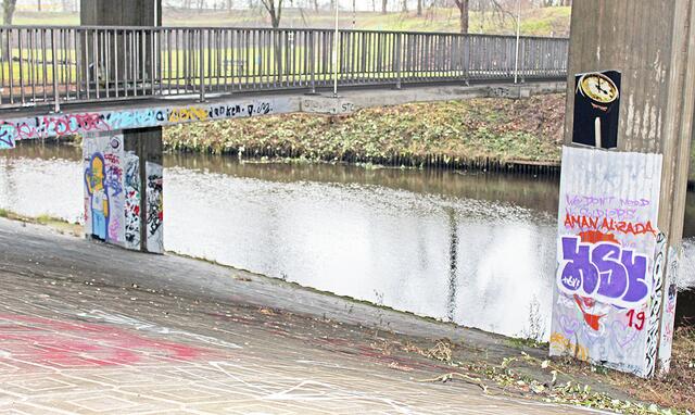 Trotz der 120 Quadratmeter: Aus Platznot weichen einige Künstler auf die Brücke, die Pfeiler oder gar den Boden aus