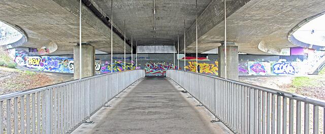 Die Mauer unter der Hansebrücke ist für Farbkünstler freigegeben | Foto: jab