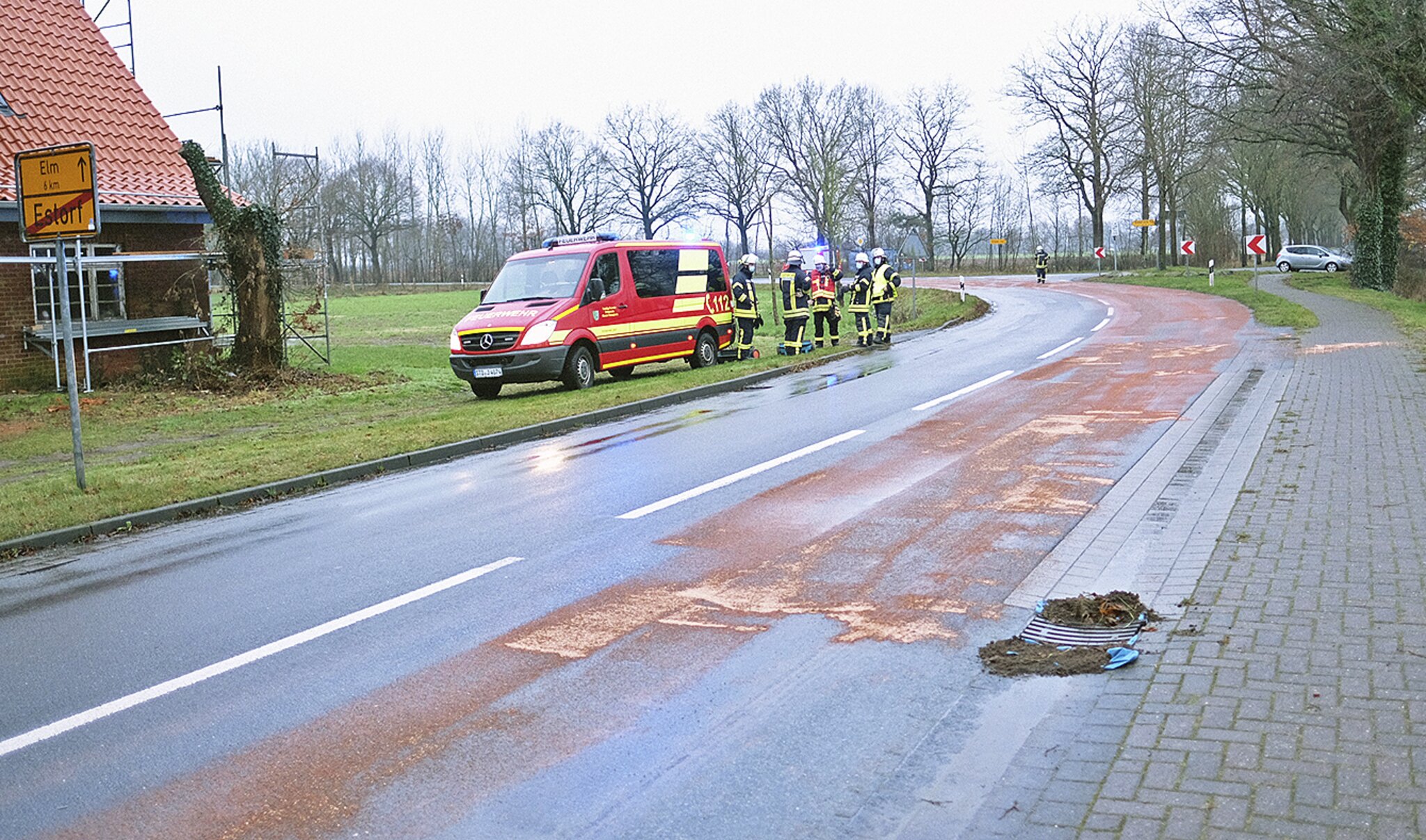 Gefahr durch Schmierfilm Riesige Ölspur in Estorf Oldendorf