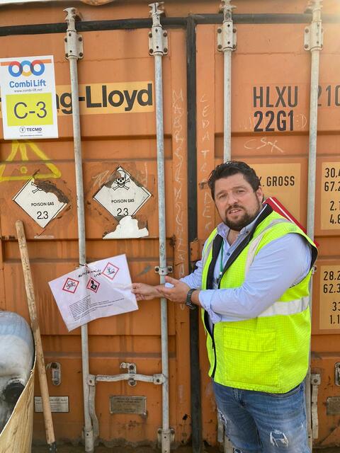 Geschäftsführer Michael Wentler vor einem Gefahrgutcontainer | Foto: Höppner