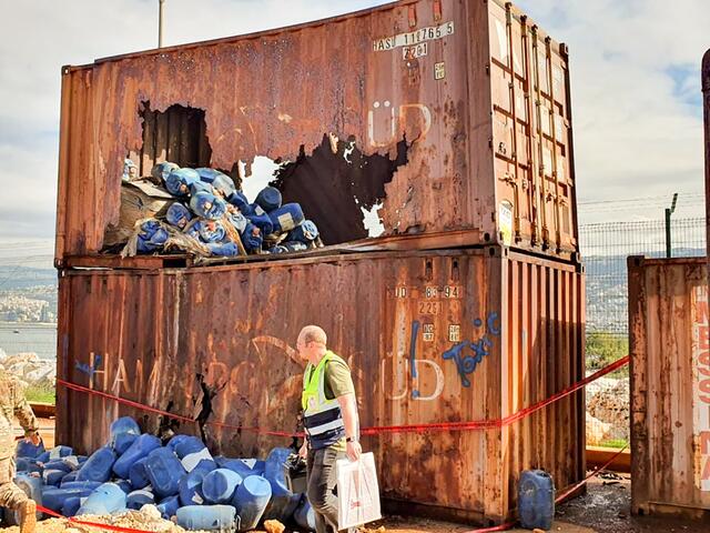 Aus den kaputten Containern werden die Gefahrgutkanister geborgen   Fotos: Höppner