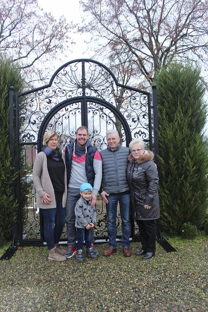 Gruppenbild in der Zaunausstellung: Mario Haupt (2.v.li.) mit seiner Frau Maria Haupt-Reichelt und Sohn Maximilian übernimmt die Firma von seinen Eltern Axel und Gaby