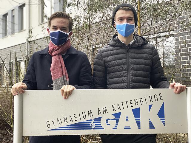 Die Macher hinter den Masken: die Zwölftklässler Maximilian Thiede (li.) und Alexander Borchert