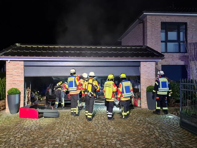 Dieser PKW Brand in einer Garage in Horst sorgte in der Nacht zu Sonntag für einen Einsatz der Feuerwehr Maschen und des Einsatzleitwagens der Feuerwehr Seevetal | Foto: Köhlbrandt/FW Seevetal