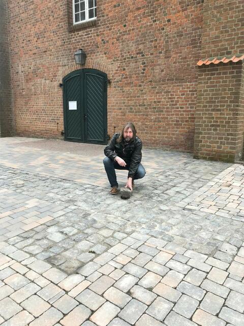 Bernd Reimers zeigt das historische Pflaster