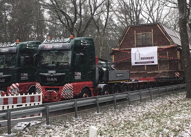 Das Haus wurde zwischenzeitlich auf der B75 "geparkt"