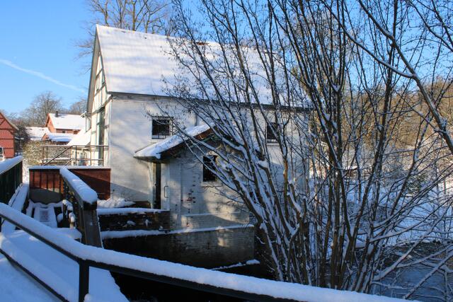 Blauer Himmel, rauschendes Wasser, weiße Pracht: die Wassermühle in Bötersheim