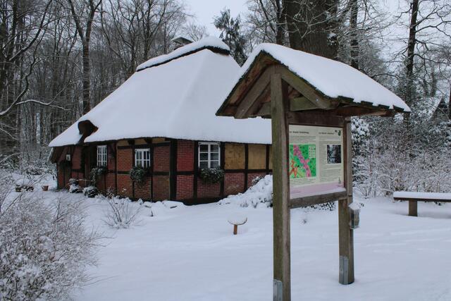 Mit weißem Dach: das Hexenhaus in Wesel