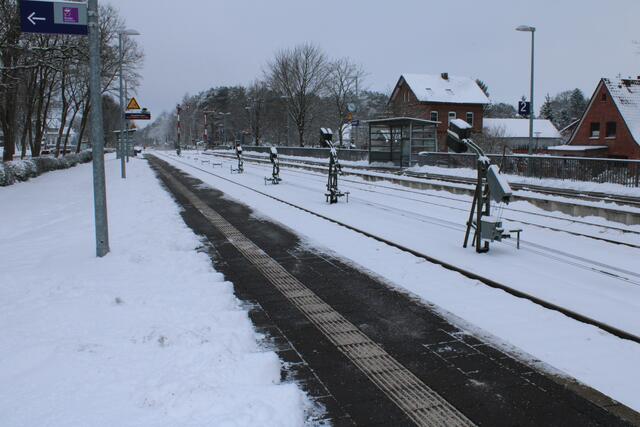 Auch die Bahnstrecken - hier am Bahnhof in Handeloh - zeigten sich winterlich