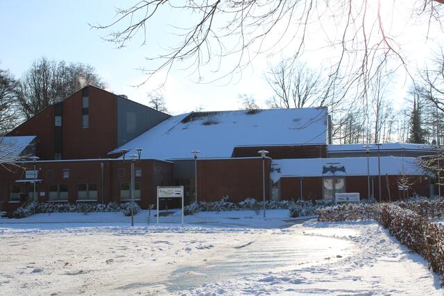Das Veranstaltungszentrum Burg Seevetal mit Schneehaube