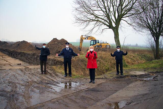 Hittfelds Ortsbürgermeister Thomas Fey (v. li.), Gemeindebrandmeister Rainer Wendt, Seevetals Bürgermeisterin Martina Oertzen und der Hittfelder Ortsbrandmeister Simon Steffen vor der
Baustelle für den Feuerwehrneubau an der Straße Hittfelder Quelle