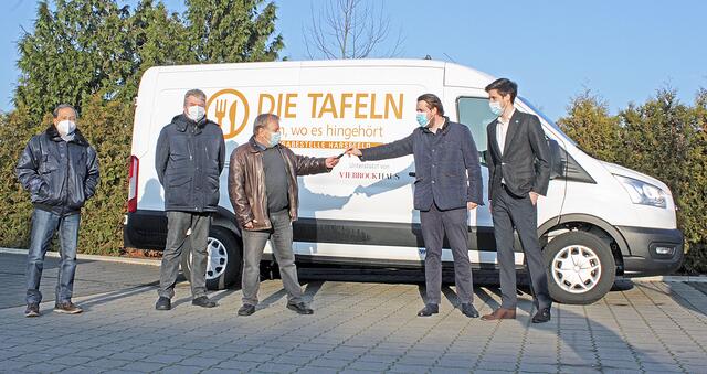 Die Mitarbeiter der Harsefelder Tafel, Sugiri Sarkiwan, Klaus Schmidt und Christoph Podloucky, nahmen die Schlüssel für das neue Fahrzeug von Dirk und Lars Viebrock entgegen