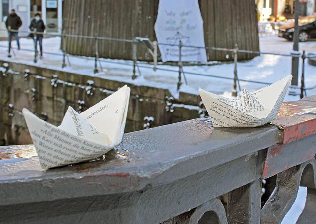 Papierboote als Symbol für die Menschen, die an Europas Grenzen zu Tode kamen