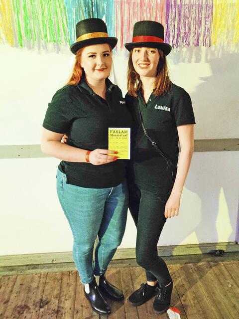 Alina Ahlvers (li.)als Faslamsmudder und Louisa Meinen als Faslamsvadder