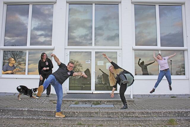 Florian Scharpff (v.li., 2. Vorsitzender), Vierbeiner Kajo, Anna-Lena Gröndahl (1. Vorsitzende), Stephan Westermann (Schriftführer), Alina Landmann (Praktikantin) und Nele Muhl (Kassenwartin) freuen sich schon riesig auf lauter Dinosaurier in den Fenstern | Foto: Faslamsclub Marxen