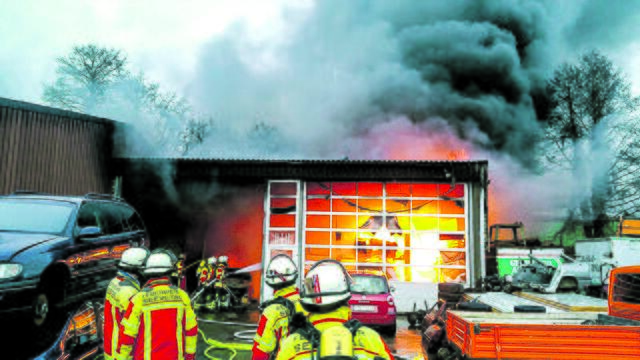 Einer der spektakulärsten Einsätze der Seevetaler Feuerwehren im vergangen Jahr:
Eine Werkstatthalle brannte in Meckelfeld Fotos: Feuerwehr Seevetal