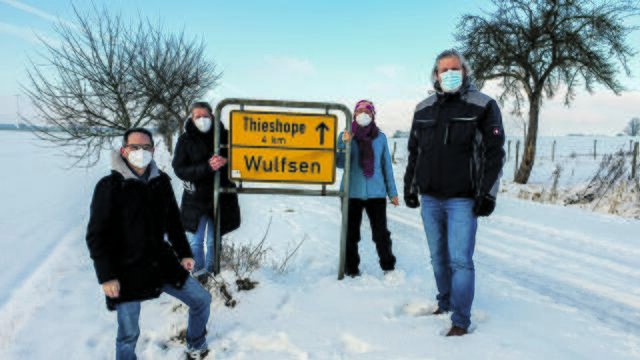 Vor von den Vandalen verschont gebliebenen Apfelbäumen (v. li.): Abdullah Kaya, Andrea Ahlers, Shanti Rüger-Dege und Holger Schulze