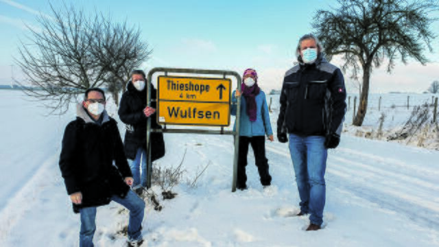 Vor von den Vandalen verschont gebliebenen Apfelbäumen (v. li.): Abdullah Kaya, Andrea Ahlers, Shanti Rüger-Dege und Holger Schulze   | Foto: Pro Wulfsen