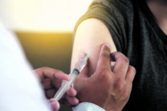 Vor der Impfung muss die Fahrt zum Impfzentrum organsiert werden   | Foto: Adobe Stock/peterschreiber.media / onephoto