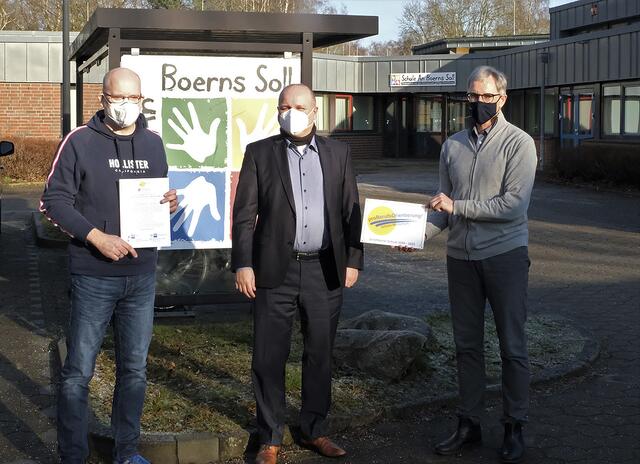 Bei der Übergabe des Zertifikats: (v. li.) Martin Cording (Fachkonferenzleiter Vorberufliche Bildung), Sönke Voß ("proBerufsOrientierung!Schule-Wirtschaft") und Martin Ihlius (Leiter Förderschule An Boerns Soll)  | Foto: Jörn Gnaß