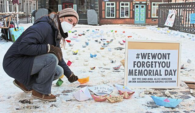 Sandra Doneck legte zahlreiche Papierboote am Stader Fischmarkt nieder