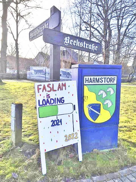 Mit kreativen Schildern hält der Faslamsclub in Harmstorf die Stimmung aufrecht