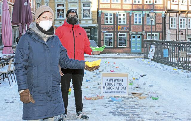 Sandra Doneck und Pragathan Rajeswaran legten Papierboote am Fischmarkt nieder