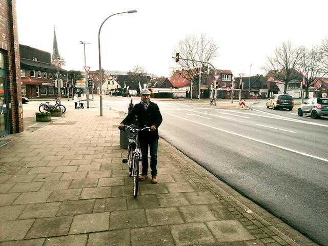 Als gebürtigem Niederländer liegt Jan-Luc Hornstra das Fahrradfahren im Blut. Jetzt hat er den Radverkehr in Winsen unter die Lupe genommen, wie z.B. hier am Tönnhäuser Weg Foto: thl