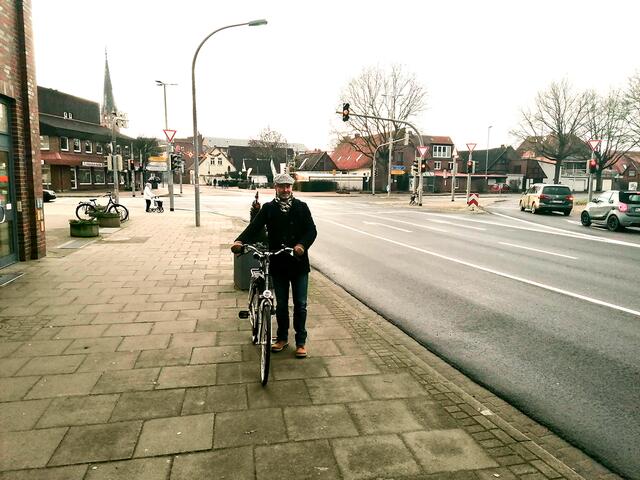 Als gebürtigem Niederländer liegt Jan-Luc Hornstra das Fahrradfahren im Blut. Jetzt hat er den Radverkehr in Winsen unter die Lupe genommen, wie z.B. hier am Tönnhäuser Weg   Foto: thl