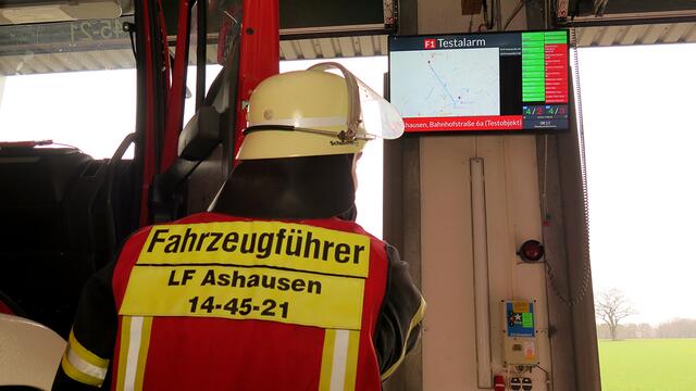 Im Alarmfall können die Retter alle benötigten Informationen vom Monitor ablesen Foto: FF Ashausen