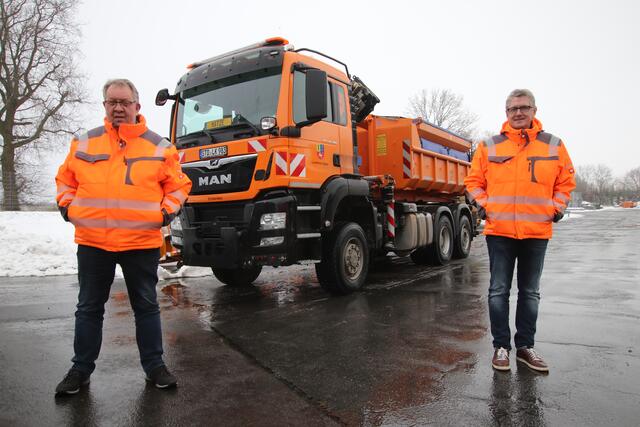 Uwe Pahl (re.) und Andreas Blohm sorgen dafür, dass beim Winterdienst alles perfekt läuft