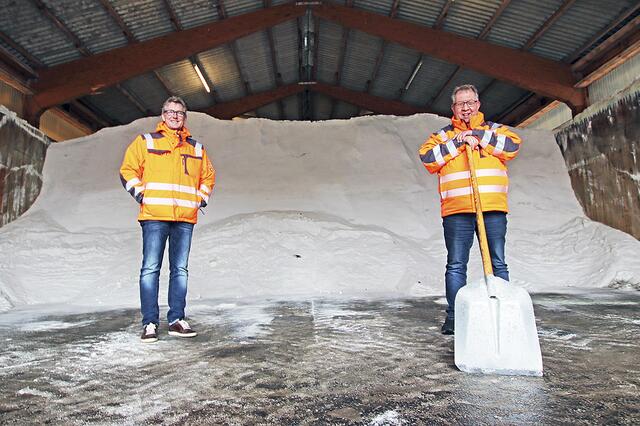 Straßenwärtermeister Uwe Pahl (li.) und sein technischer Mitarbeiter Andreas Blohm haben sich gegen Eis und Schnee gewappnet: Das Salzlager ist noch gut gefüllt