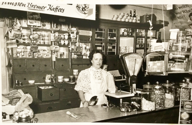Hilda Dieckmann hinter ihrer Ladentheke | Foto: Familienarchiv Dieckmann