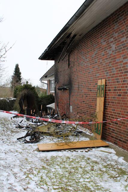 Der Dachüberstand des Haupthauses wurde bei dem Feuer in Mitleidenschaft gezogen | Foto: os