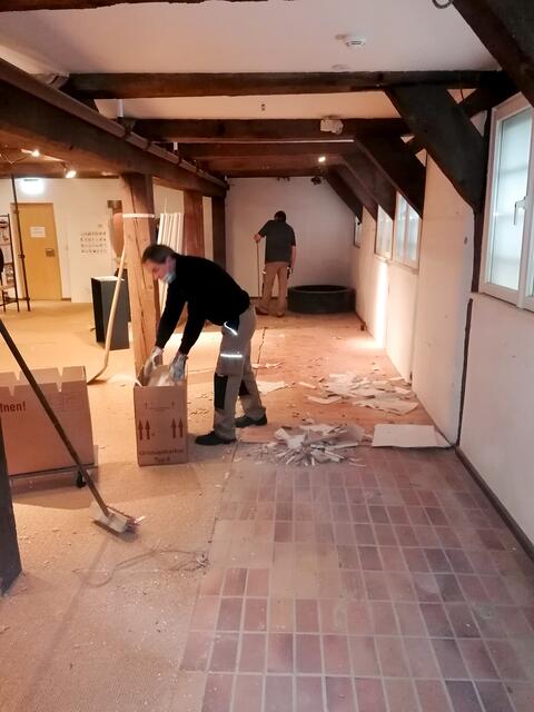 Handwerker der Firma "easy
Umzüge" entfernten den Fußboden