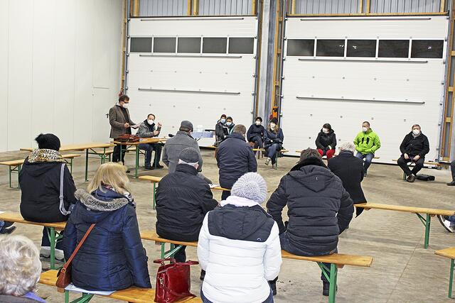 Ungewöhnlicher Sitzungsort: In der Halle vom "Meyn Milchhof" konnten die Zuschauer genügend Abstand halten