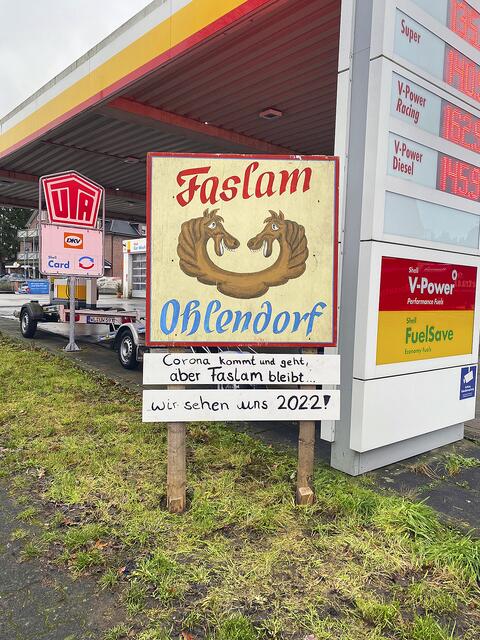 Ein Schild vor der Shell-Tankstelle erinnert an Faslam