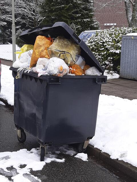 Diese Mülltonne steht noch immer an der Hermann-Burgdorf-Straße