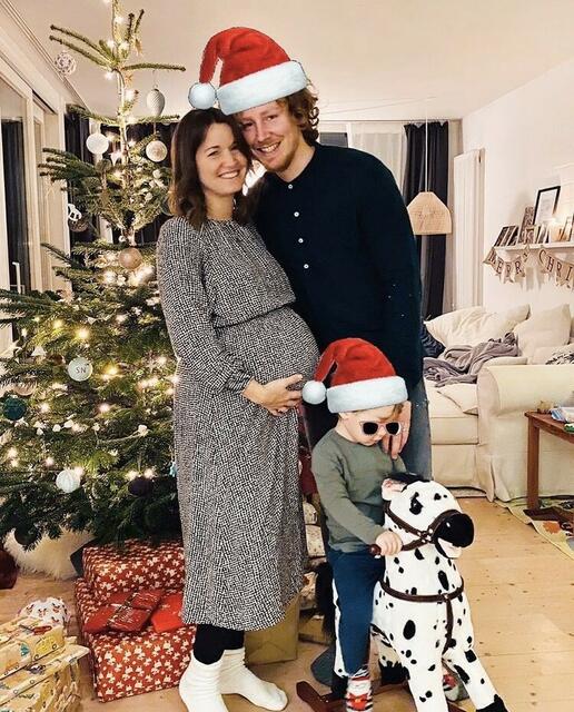 Der Weihnachtsgruß von Michael Schulte mit Ehefrau Katharina mit Babybauch und Sohn Luis | Foto: Instragram/MS