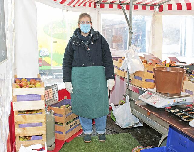 Marktverkäuferin Maren von Ass hat dank Zwiebellook, Heizstrahler und Teppich kein Problem mit der Kälte