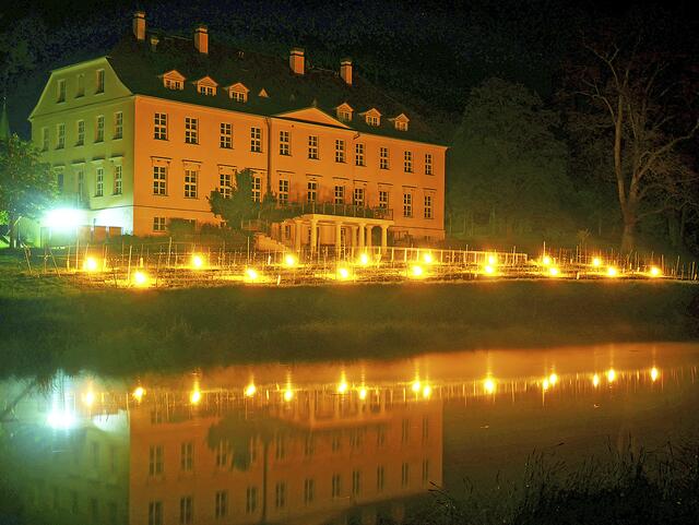 Wenn auf dem Weingut Schloss Rattey Nachfröste im Frühling drohen, werden Frostschutzkerzen entzündet. Im Alten Land gebe es dafür die Beregnungsanlagen Fotos: Schloss Rattey