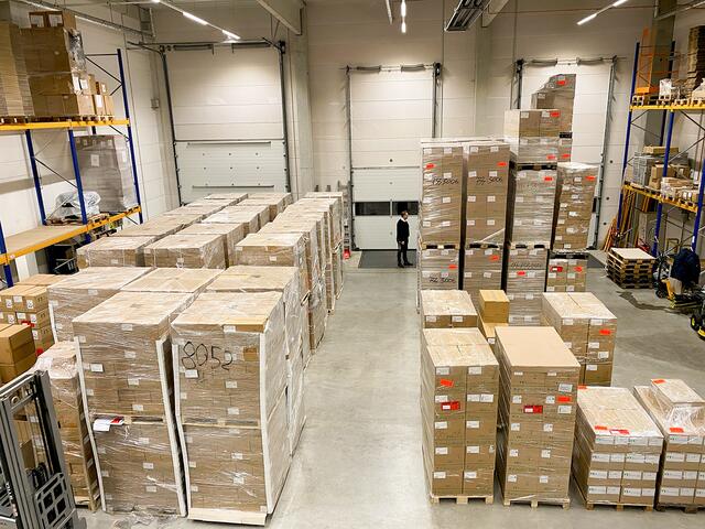 Eine fertige Tagesproduktion steht in der Versandhalle in Winsen und wartet auf den Weitertransport zu diversen Testzentren in Europa