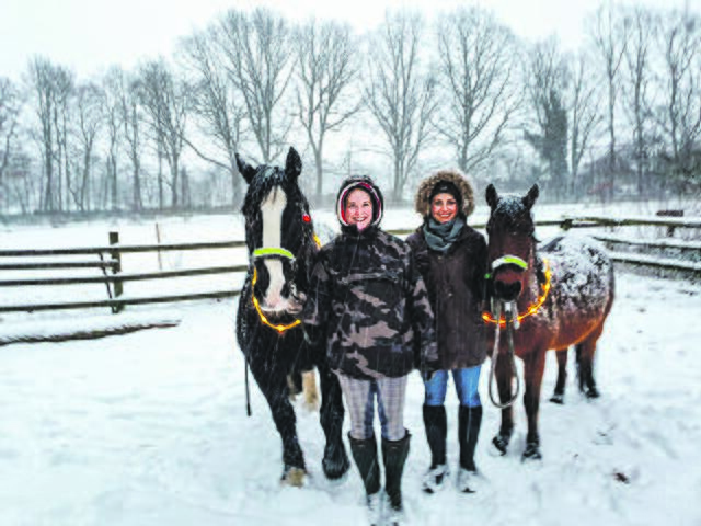 Auch bei Schnee und Frost draußen: Nina Oldenburg mit Chucky (li.) und Julia Martens mit Nancy