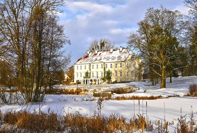 Schloss statt Buxtehuder Altstadt: Das Weingut Schloss Rattey ist Finn Sobanjas neues Zuhause